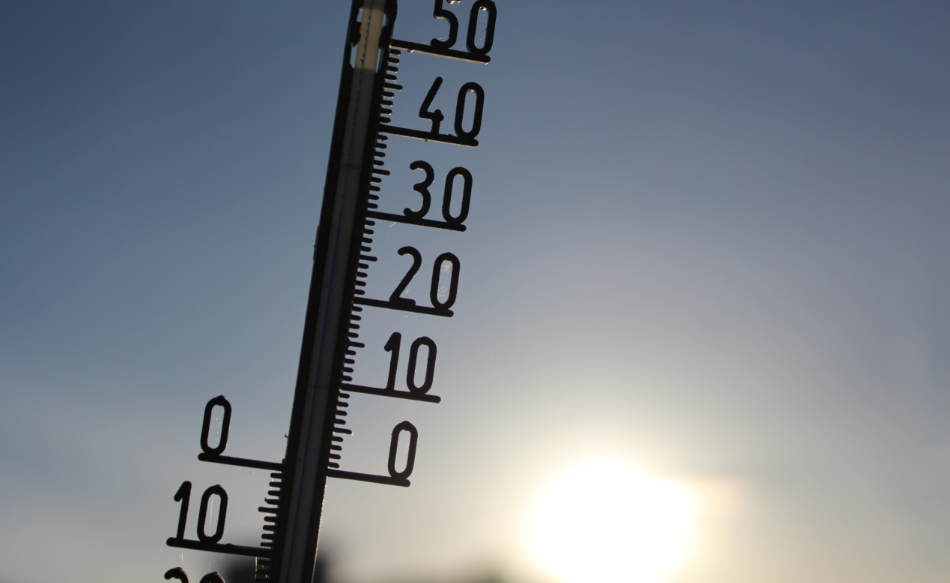 Caldo estivo: come evitare i colpi di calore e cosa tenere in casa